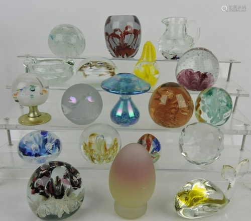 Lot of 19 paperweights, various makers