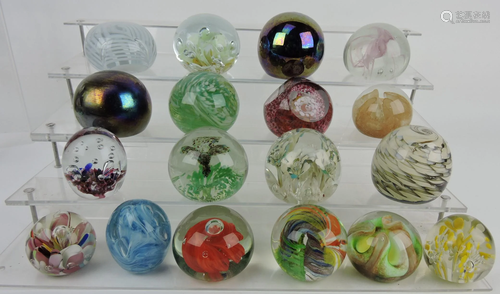 Lot of 18 paperweights, various makers