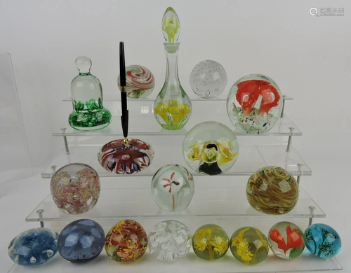 Lot of 18 paperweights, various makers