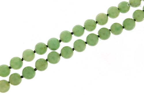 Chinese green jade bead necklace, 88cm in length,