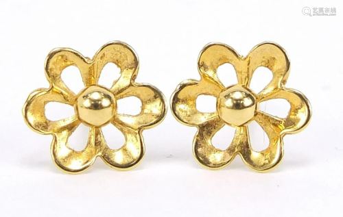 Pair of 9ct gold flower head stud earrings, 1cm in