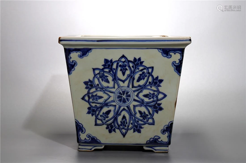 Ming Dynasty blue and white square vase,with Xuande