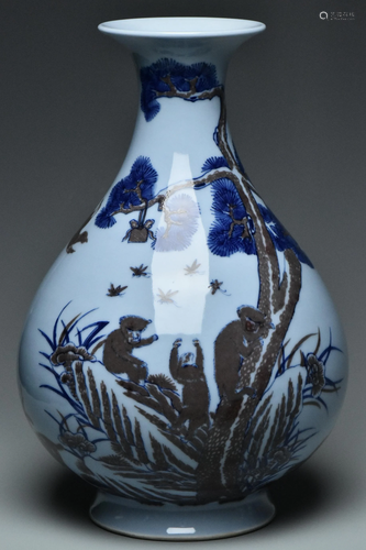 A QING DYNASTY VASE QIANLONG MARK AND PERIOD