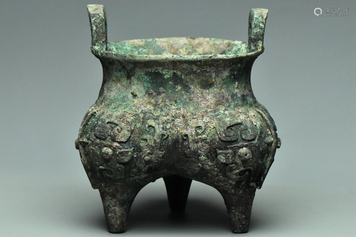 A SHANG DYNASTY BRONZE RITUAL FOOD VESSEL LI DING