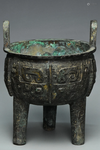 A SHANG DYNASTY BRONZE RITUAL FOOD VESSEL DING