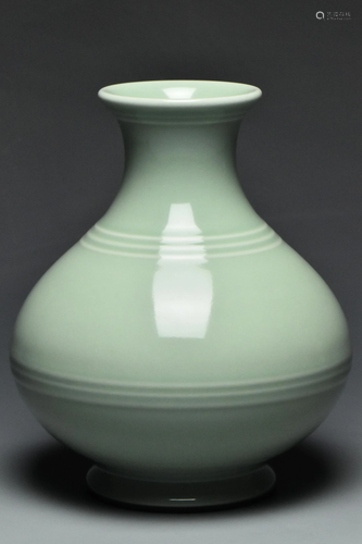 A GUAN TYPE VASE QIANLONG MARK AND PERIOD