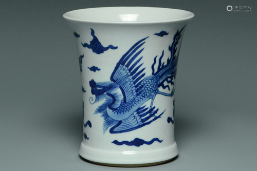 A BLUE AND WHITE BRUSH POT JIAJING MARK