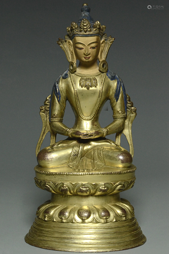 A QING DYNASTY GILT BRONZE FIGURE OF AMITAYUS