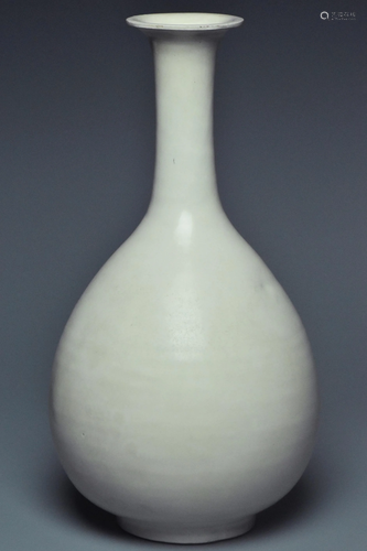 A SONG DYNASTY WHITE GLAZED YUHUCHUNPING VASE