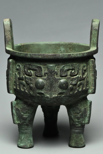 A SHANG DYNASTY BRONZE RITUAL FOOD VESSEL DING
