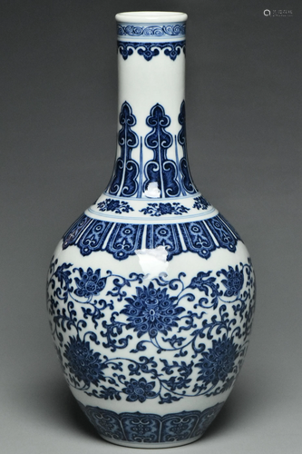 A BLUE AND WHITE VASE QIANLONG MARK AND PERIOD