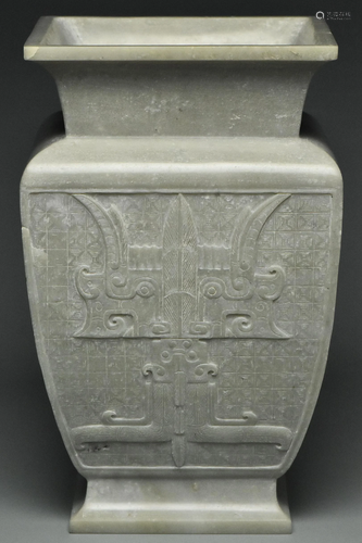 AN ARCHAISTIC JADE VASE