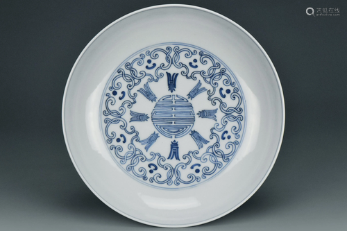 A BLUE AND WHITE DISH QIANLONG MARK AND PERIOD