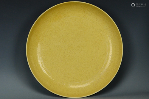 A LARGE YELLOW DRAGON DISH KANGXI MARK AND PERIOD