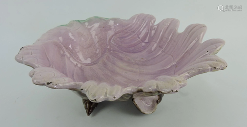 Majolica shell bowl with 3 shell feet,