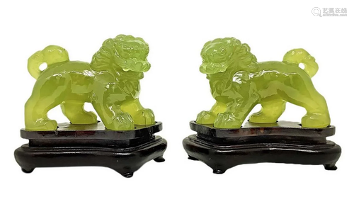 Pair of Pho dogs in green jade. H overall 10 cm, width