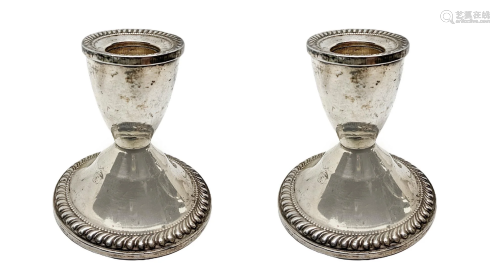 Pair of candlesticks in-weighted sterling. H 8 cm,