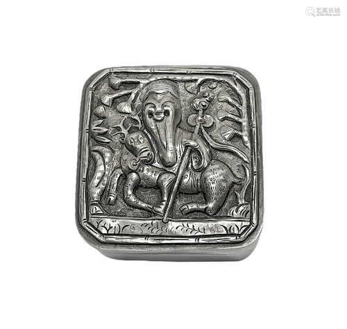 Small square-shaped box with Japanese figure. H 1.6 cm.