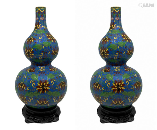 Pair of Chinese vessels with stand. H 23 cm.