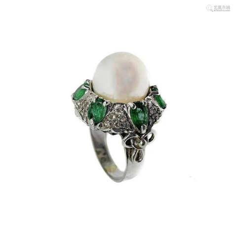 White gold ring with pearl, diamonds and emeralds. Gr