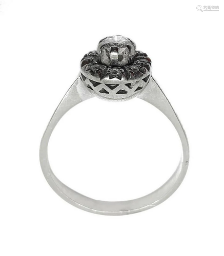 Ring in white gold with diamond in the center and of