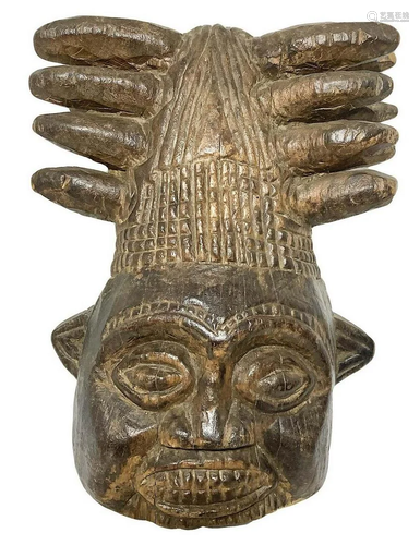 Mask Bamileke, Cameroon, early twentieth century. H