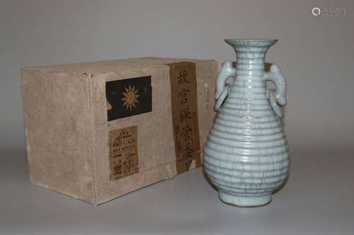 chinese guan kiln porcelain binaural vase