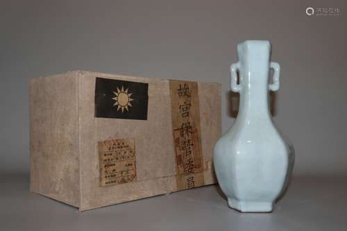 chinese guan kiln porcelain handled vase