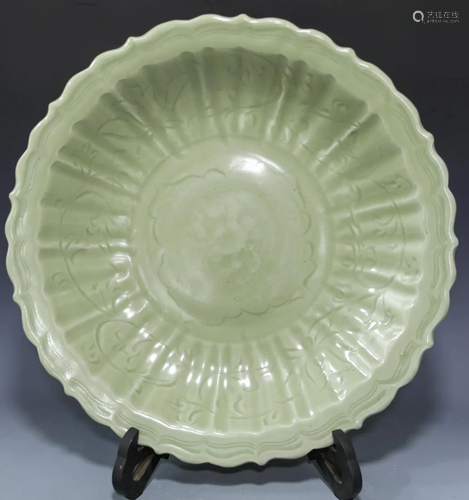 Large Longquan cÃ©ladon plate Yuan