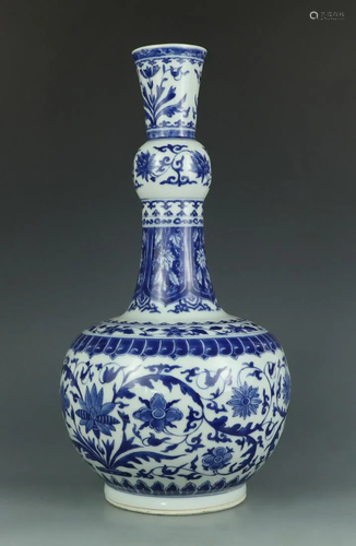 Blue and white porcelain gourd vase with flowers