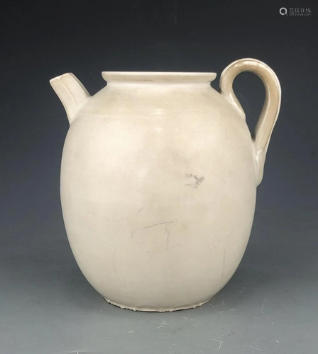 White porcelain pot Wudai