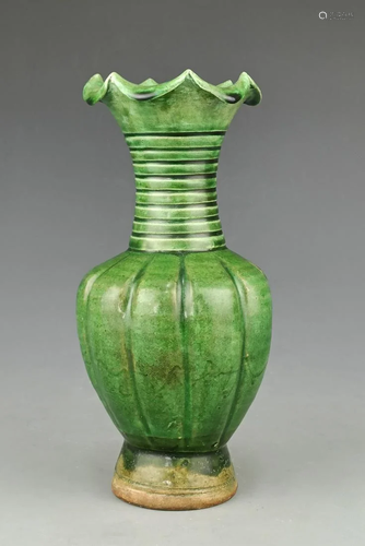 Green glaze vase wudai period