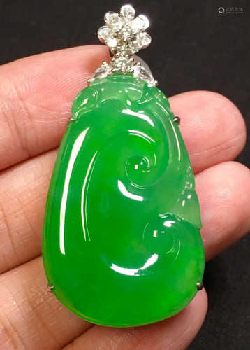 ICY JADEITE PENDANT CARVED WITH PATTERN