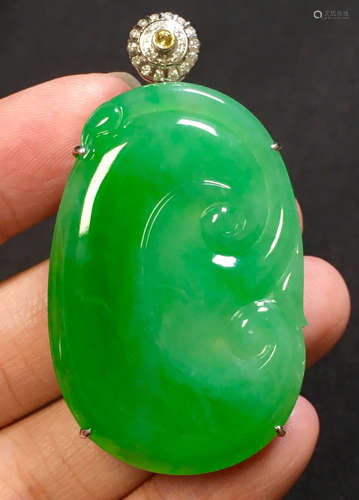 ICY JADEITE PENDANT CARVED WITH PATTERN