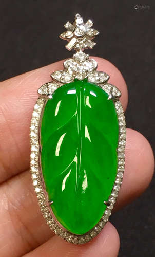 ICY JADEITE PENDANT SHAPED WITH LEAVES