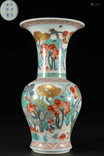 DAQINGKANGXINIANZHI MARK DOUCAI GLAZE VASE