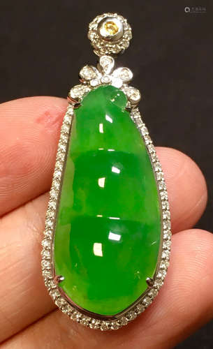 ICY JADEITE PENDANT SHAPED WITH BEANS