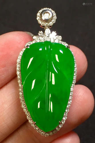 ICY JADEITE PENDANT SHAPED WITH LEAVES