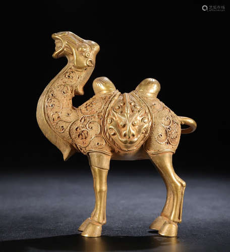 GILT SILVER CAMEL PENDANT