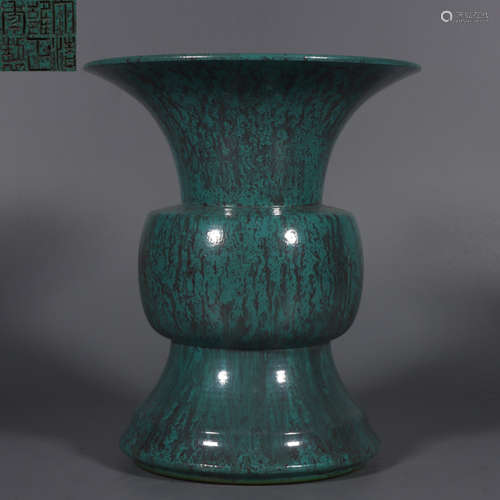 DAQINGYONGZHENGNIANZHI MARK GREEN GLAZE VASE