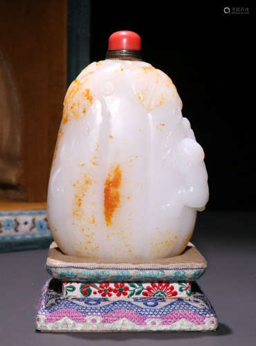 HETIAN JADE SNUFF BOTTLE CARVED WITH FIGURE
