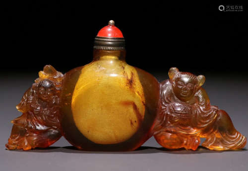 AMBER SNUFF BOTTLE CARVED WITH FIGURE