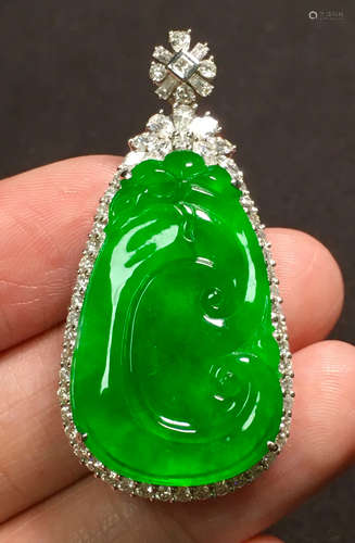 ICY JADEITE PENDANT CARVED WITH PATTERN