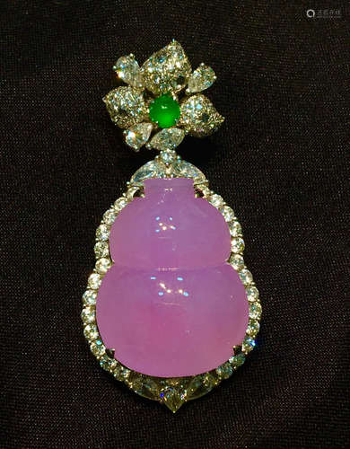 PINK JADEITE PENDANT SHAPED WITH GOURD