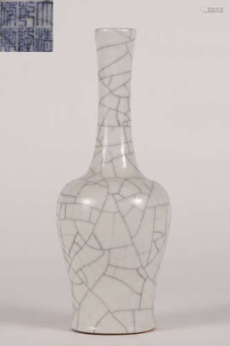 DAQINGQIANLONGNIANZHI MARK WHITE GLAZE VASE