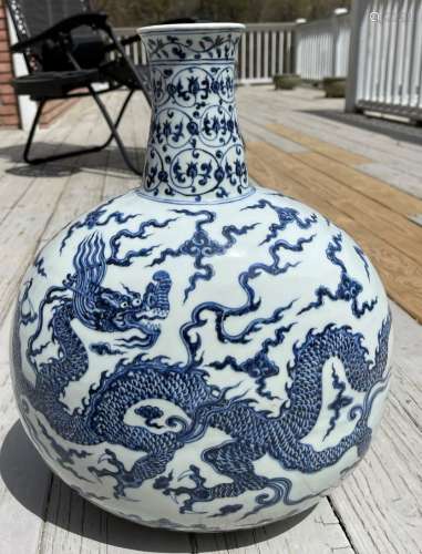 A LARGE CHINESE MING STYLE BLUE & WHITE DRAGON MOON FLASK