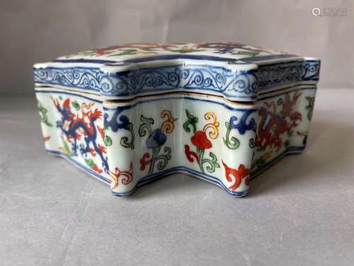CHINESE Ming Dynasty WUCAI DECORATED PORCELAIN DRAGON BOX