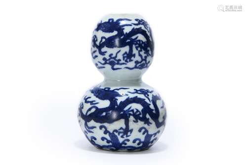 A blue and white dragon porcelain gourd-shaped vase