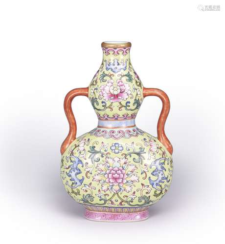 A famille rose interlocking flower porcelain gourd-shaped va...