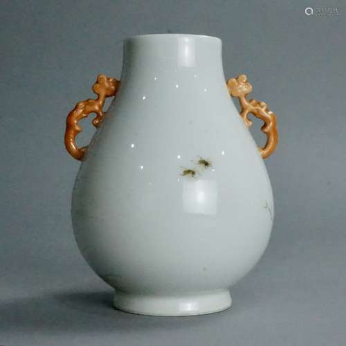 A famille rose peony porcelain zun with deer head-shaped ear...